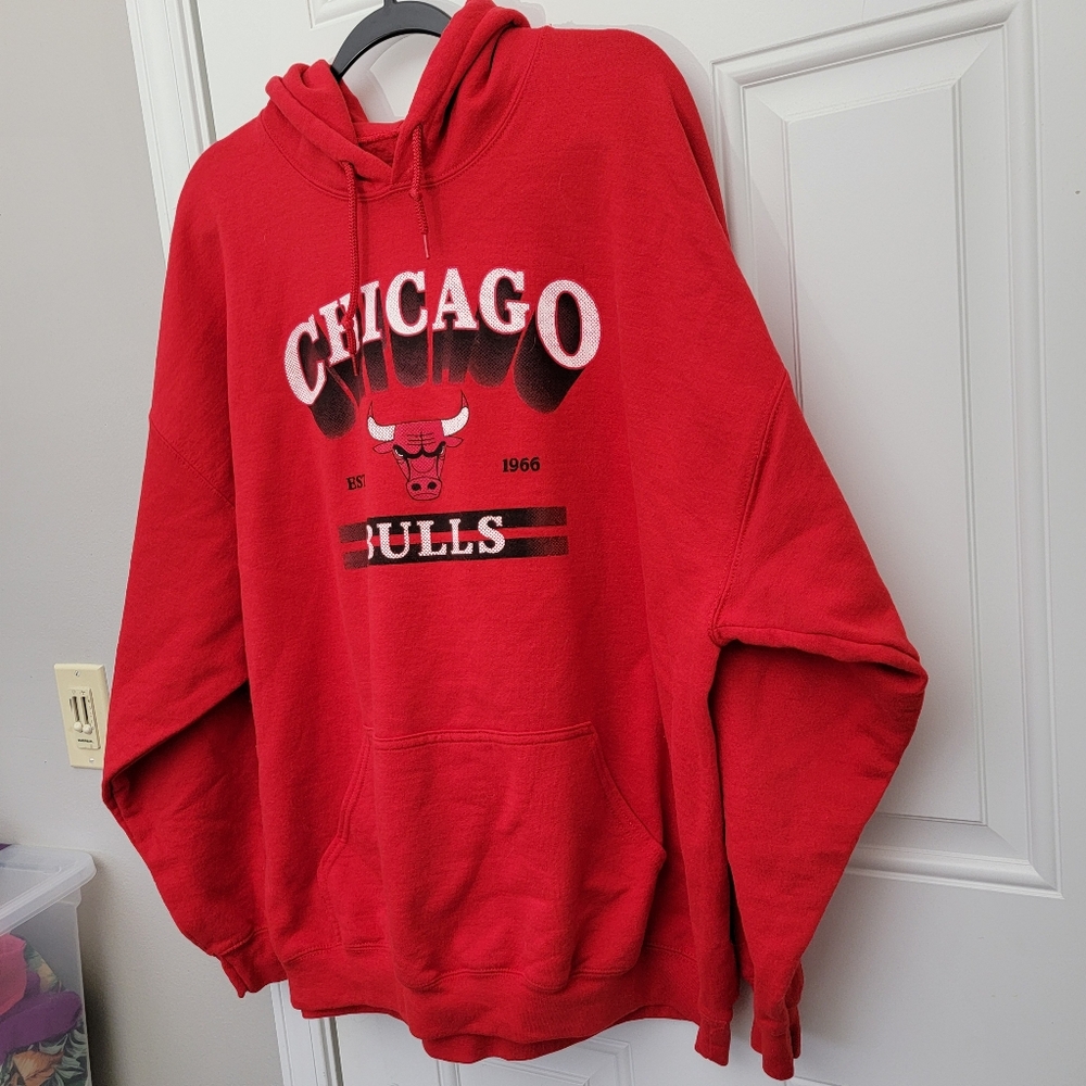 NBA Chicago Bulls Red Pullover Hoodie Kangaroo Pocket Sports Logo Mens Size 2XL - Picture 3 of 9
